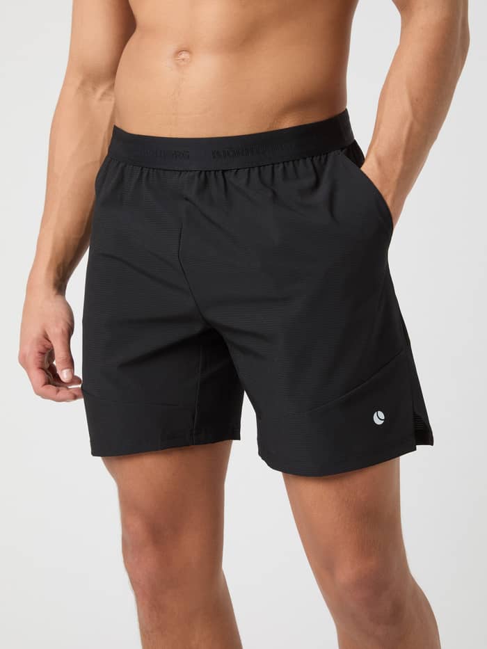 Vista frontal de un modelo con los Ace Pro Shorts 7 Inch en Black Beauty (Negro) y logo blanco para jugar a tenis.