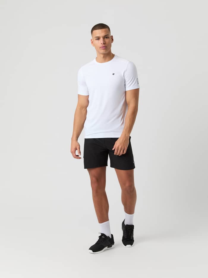 Vue de face d'un homme portant le Ace Pro Shorts 7 Inch en Black Beauty (Noir) pour le tennis. - Image 3