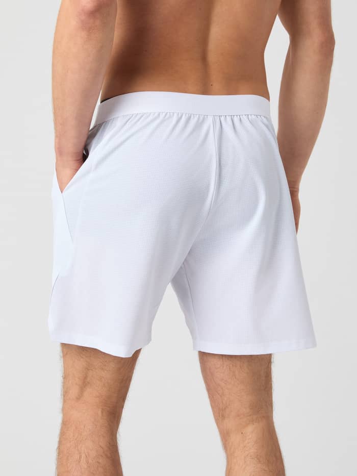 Vue de dos d'un homme portant le Ace Pro Shorts 7 Inch en Brilliant White (Blanc) pour la performance au tennis. - Image 3