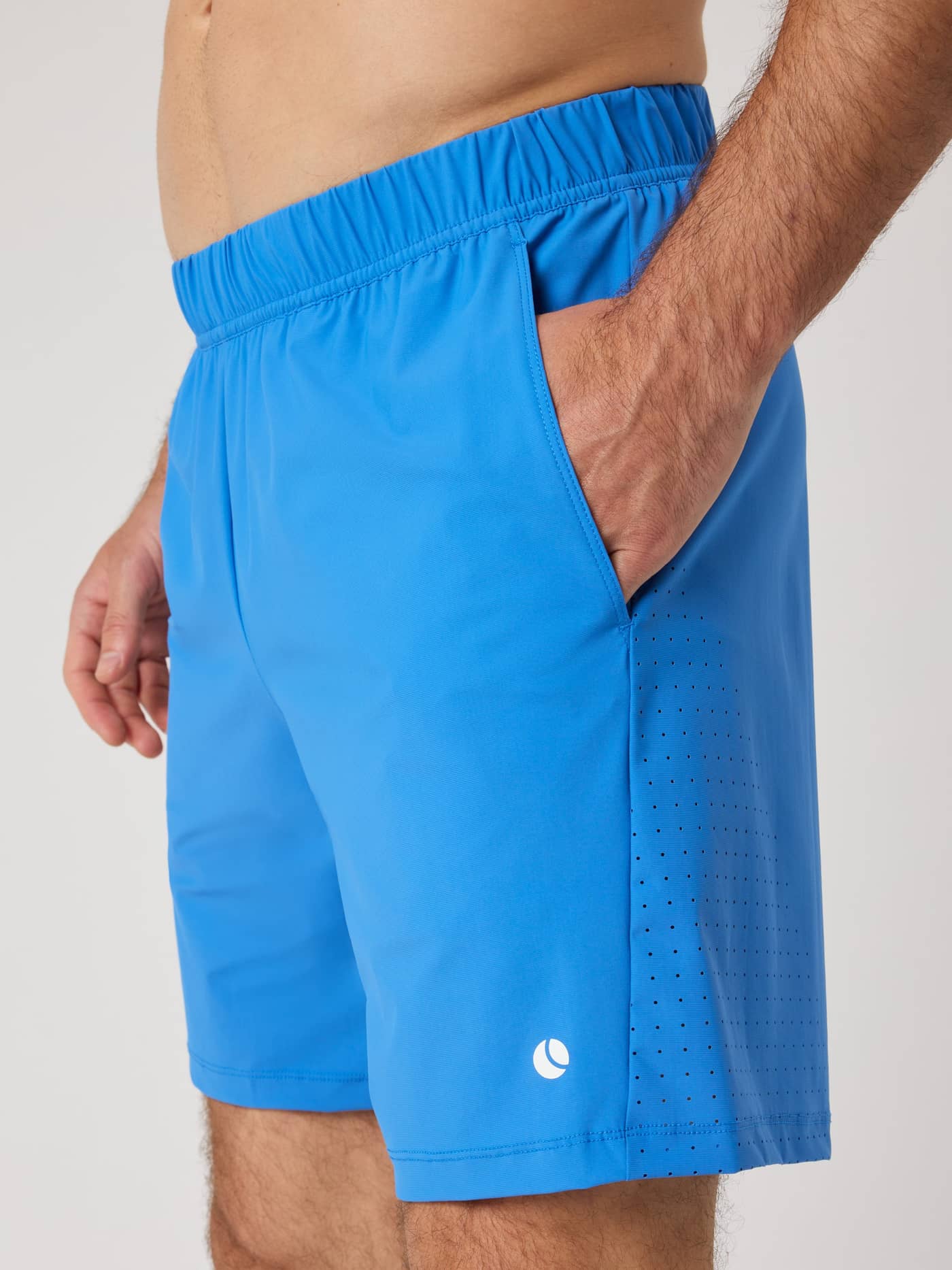 Palace Blue (Blå) Björn Borg Ace Sports Shorts 8 Inch på en mann, med hvit logo, sidelommer og perforerte tennisdetaljer. - Image 3