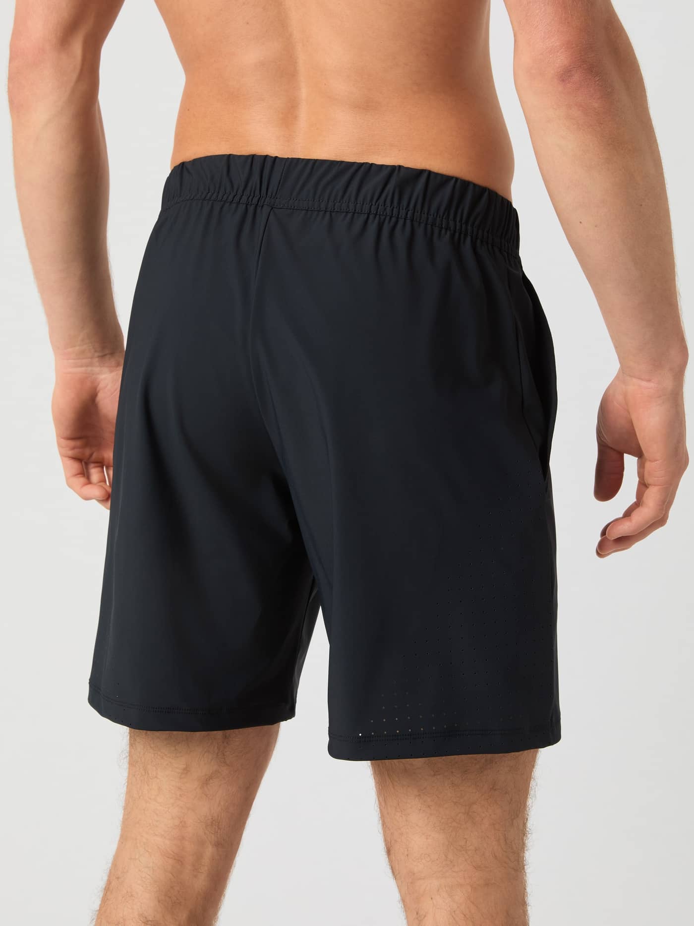 Vue de dos d'un mannequin portant le Ace Sports Shorts 8 inch en Black Beauty (Noir) en polyamide pour le tennis. - Image 3