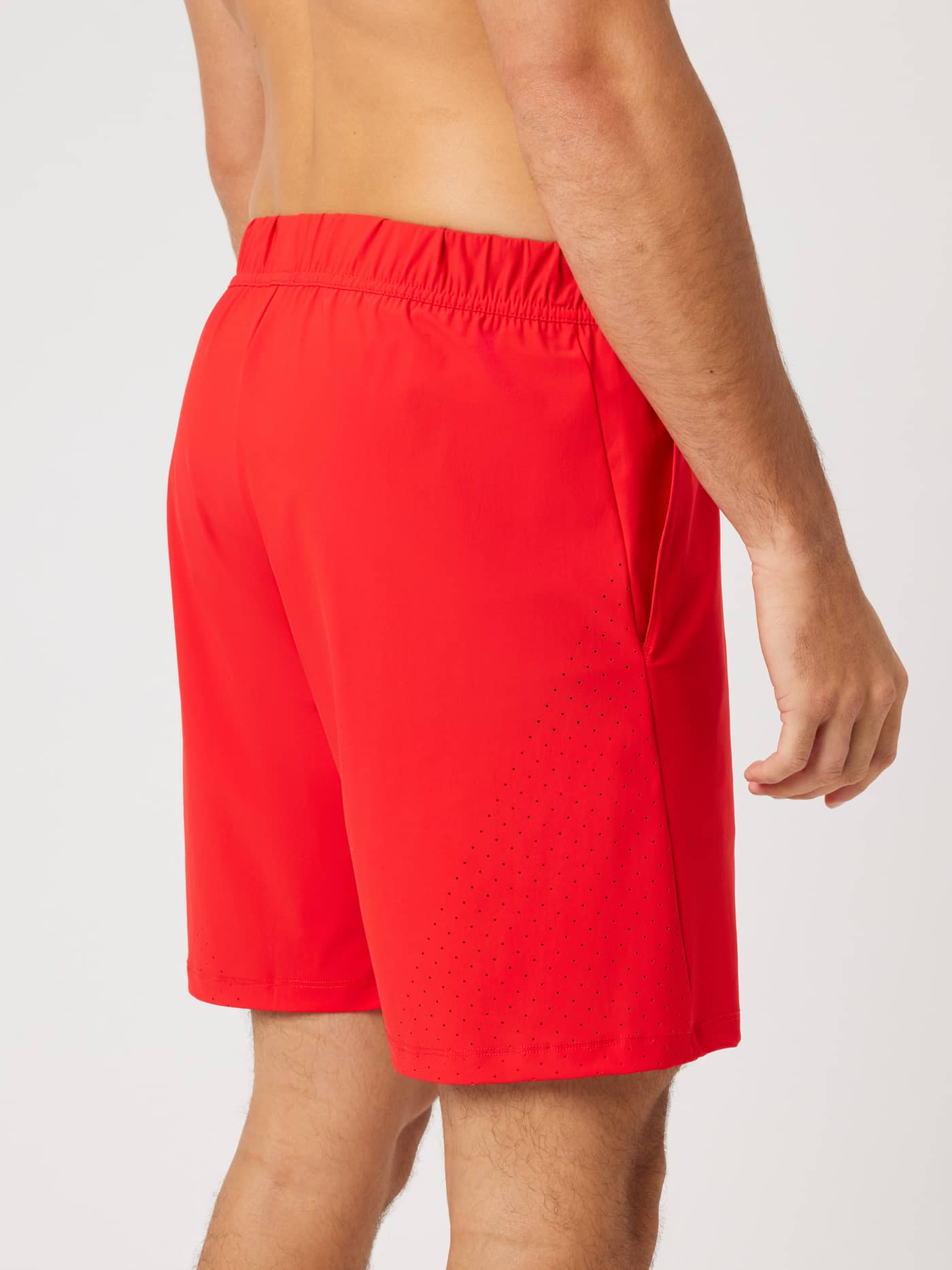 Ace Sports Shorts 8 Inch in Flame Scarlet (Rood) met geperforeerde achterpanelen voor ademende tennisprestaties. - Image 2