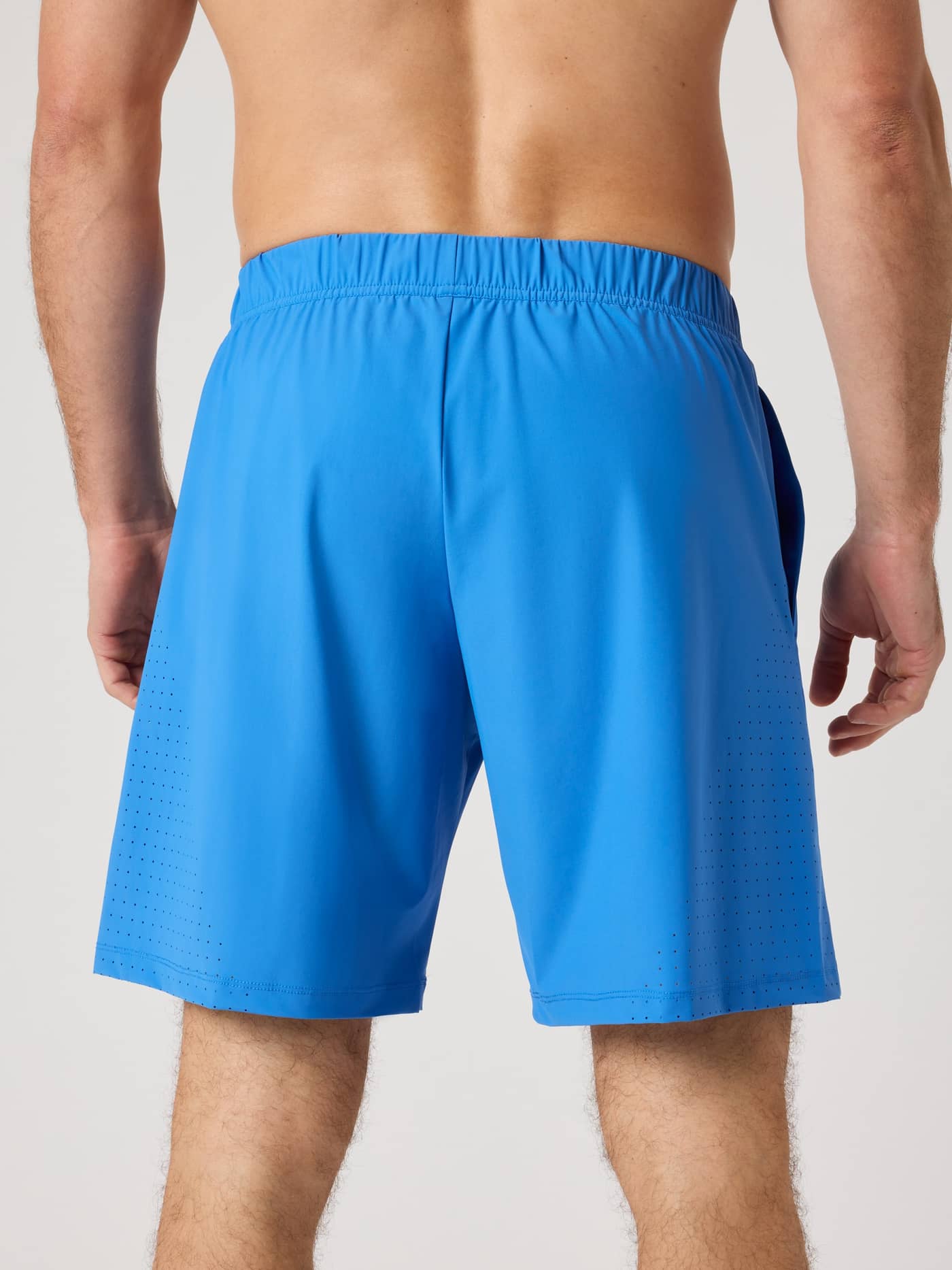 Björn Borg Ace Sports Shorts 8 Inch i Palace Blue (Blå) med perforerte detaljer til tennis, sett bakfra. - Image 2