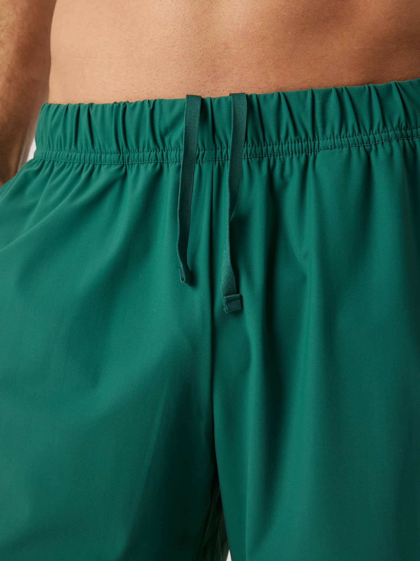 Close-up of the adjustable drawstring on the Björn Borg Ace Sports Shorts 8 Inch in Posy Green (Green) for tennis. - Image 4