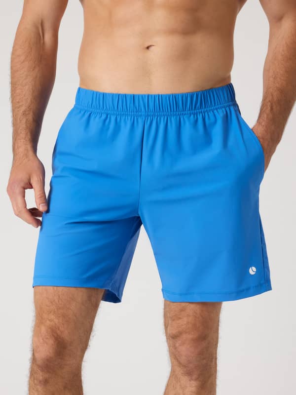 Vue de face d'un homme portant le Ace Sports Shorts 8 Inch en Palace Blue (Bleu) pour le tennis.