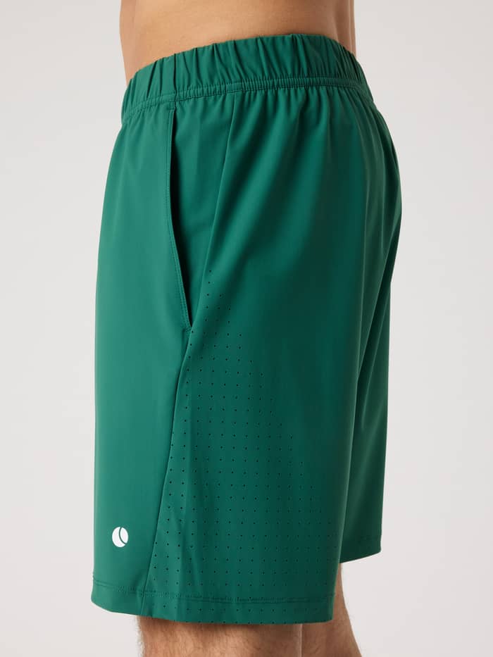 Ace Sports Shorts 8 Inch i Posy Green (Grøn) set fra siden med hvidt tennislogo og perforerede detaljer. - Image 5