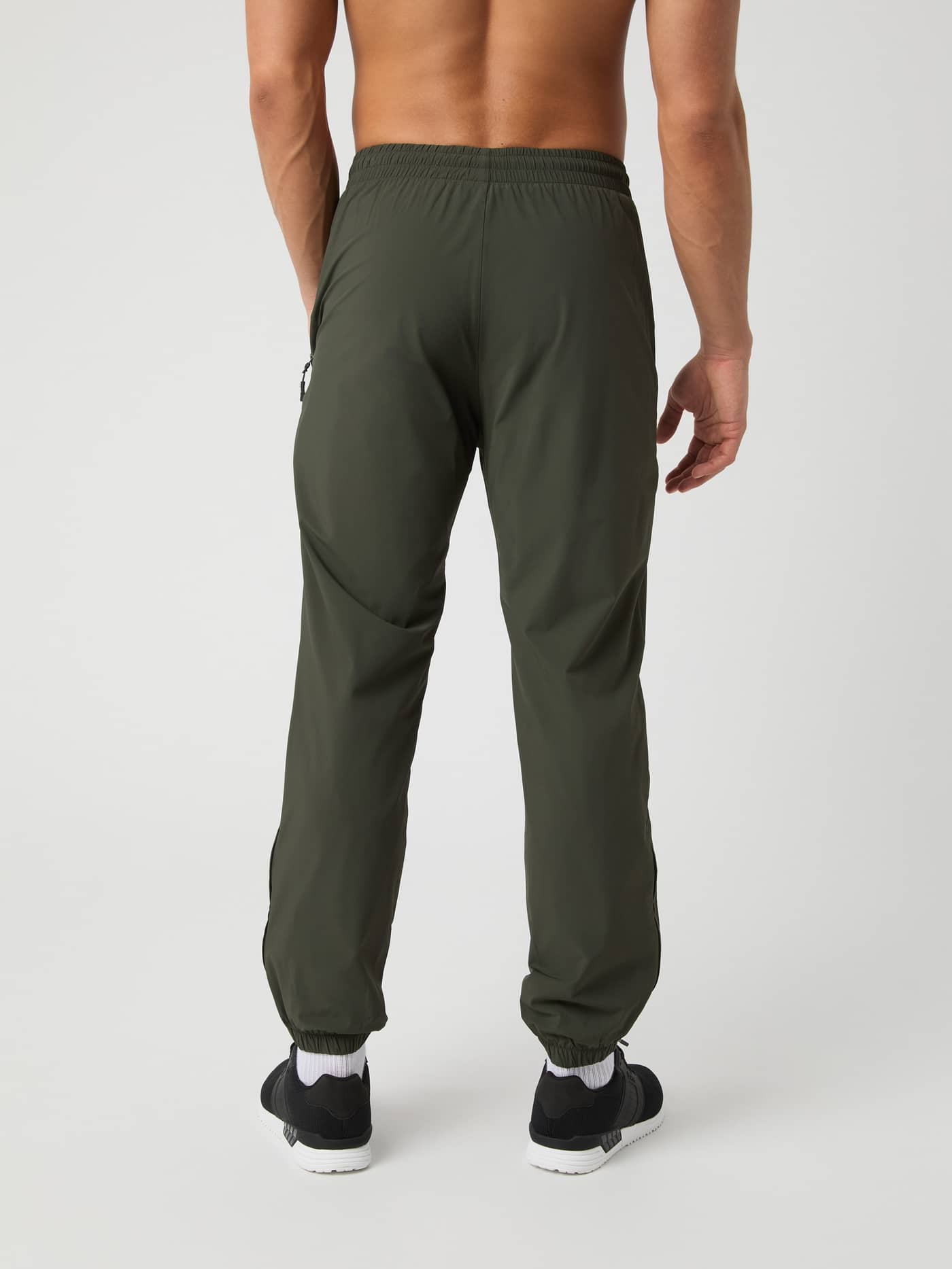 Ace Track Pants i Peat (Grønn) sett bakfra, stilfulle og funksjonelle track pants for menn til tennis. - Image 3