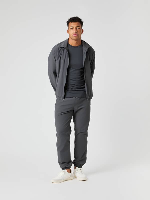 Ace Track Pants i Asphalt (Grå) sett forfra, funksjonelle track pants for menn til tennistrening.