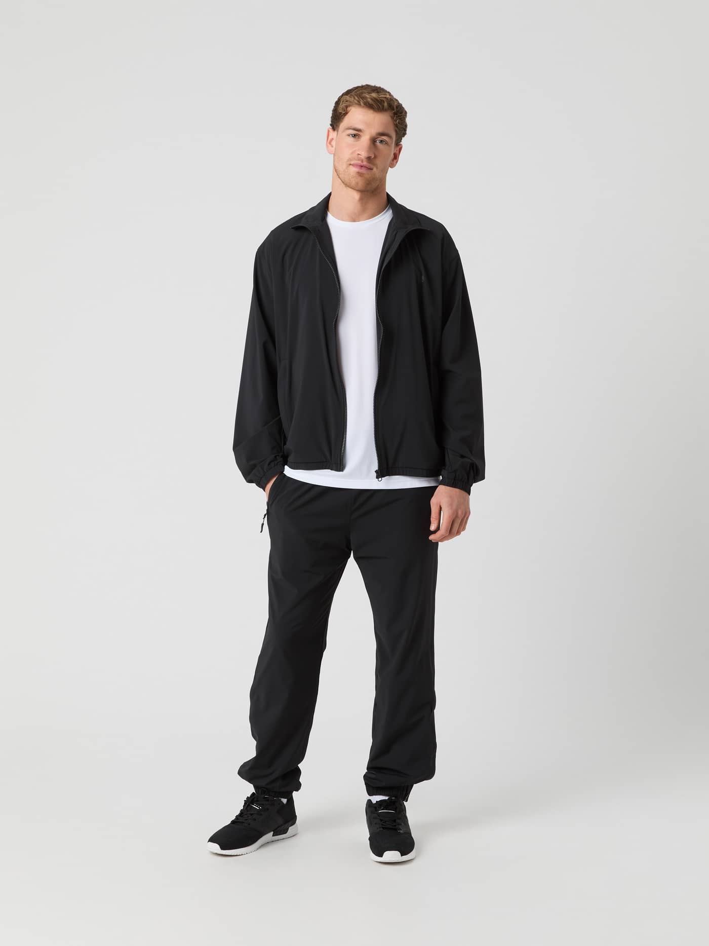 Ace Track Jacket i Black Beauty (Sort) set forfra i fuld figur til tennis performance. - Image 3