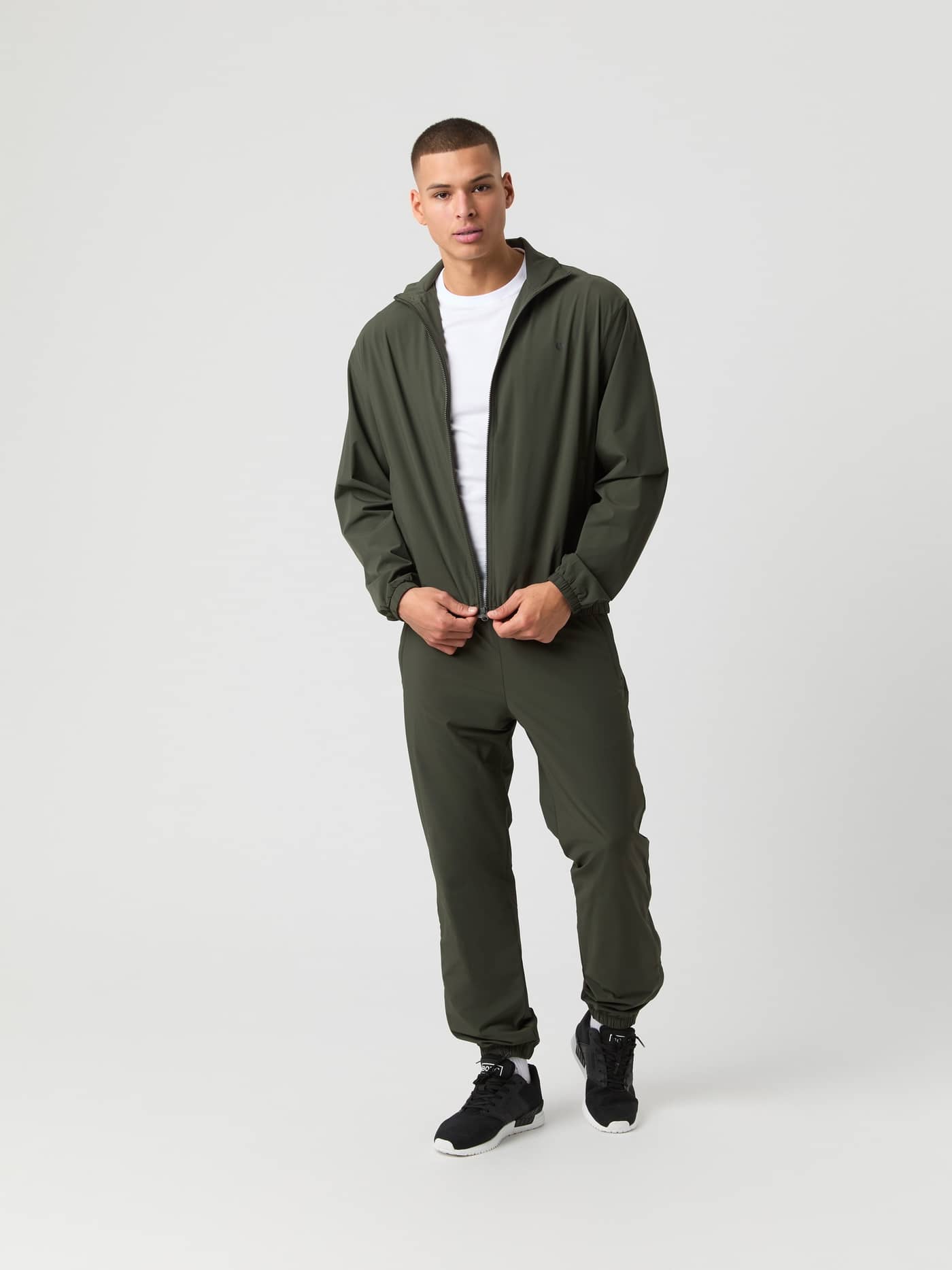 Björn Borg Ace Track Jacket in Peat (Groen) met een oversized pasvorm voor tennisstijl en functie, in vooraanzicht. - Image 3
