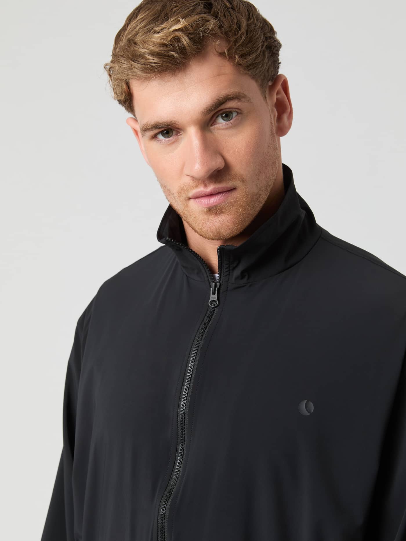 Ace Track Jacket i Black Beauty (Sort) set forfra i et stilfuldt og funktionelt design til tennis. - Image 5