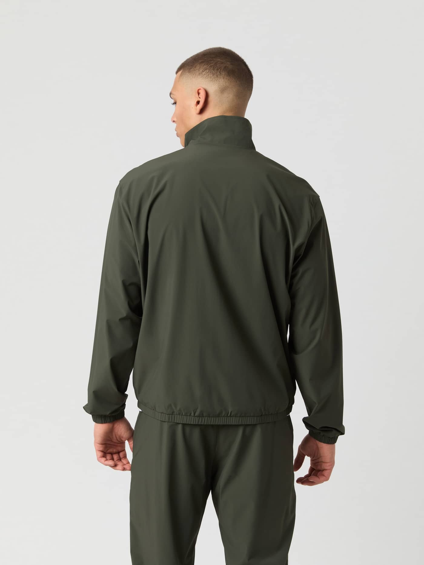 Björn Borg Ace Track Jacket in Peat (Groen) in achteraanzicht, een stijlvol en functioneel herenjack voor tennis. - Image 2