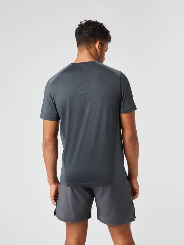 Ace Mesh Panel T-Shirt i Asphalt (Grå) set bagfra med perforeret logo og meshpaneler til tennis. - Image 2