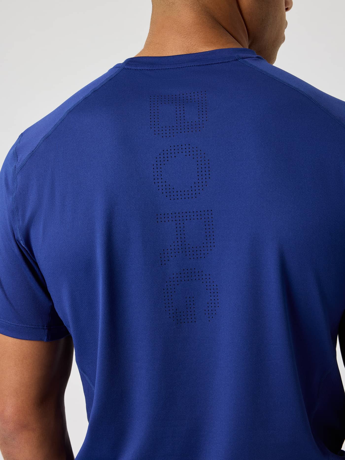Ace Mesh Panel T-Shirt i Blue Depths (Blå) set bagfra i nærbillede med åndbart perforeret logo til tennis. - Image 4