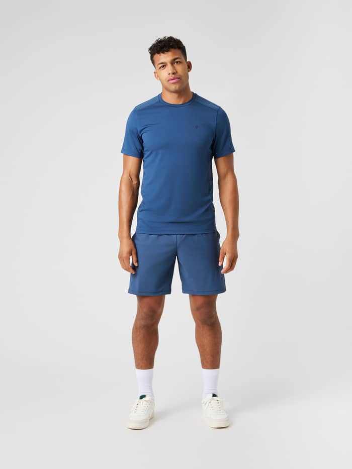Ace Mesh Panel T-Shirt i Sargasso Sea (Blå) set forfra på en mand, ideel til stil og performance på tennisbanen. - Image 3