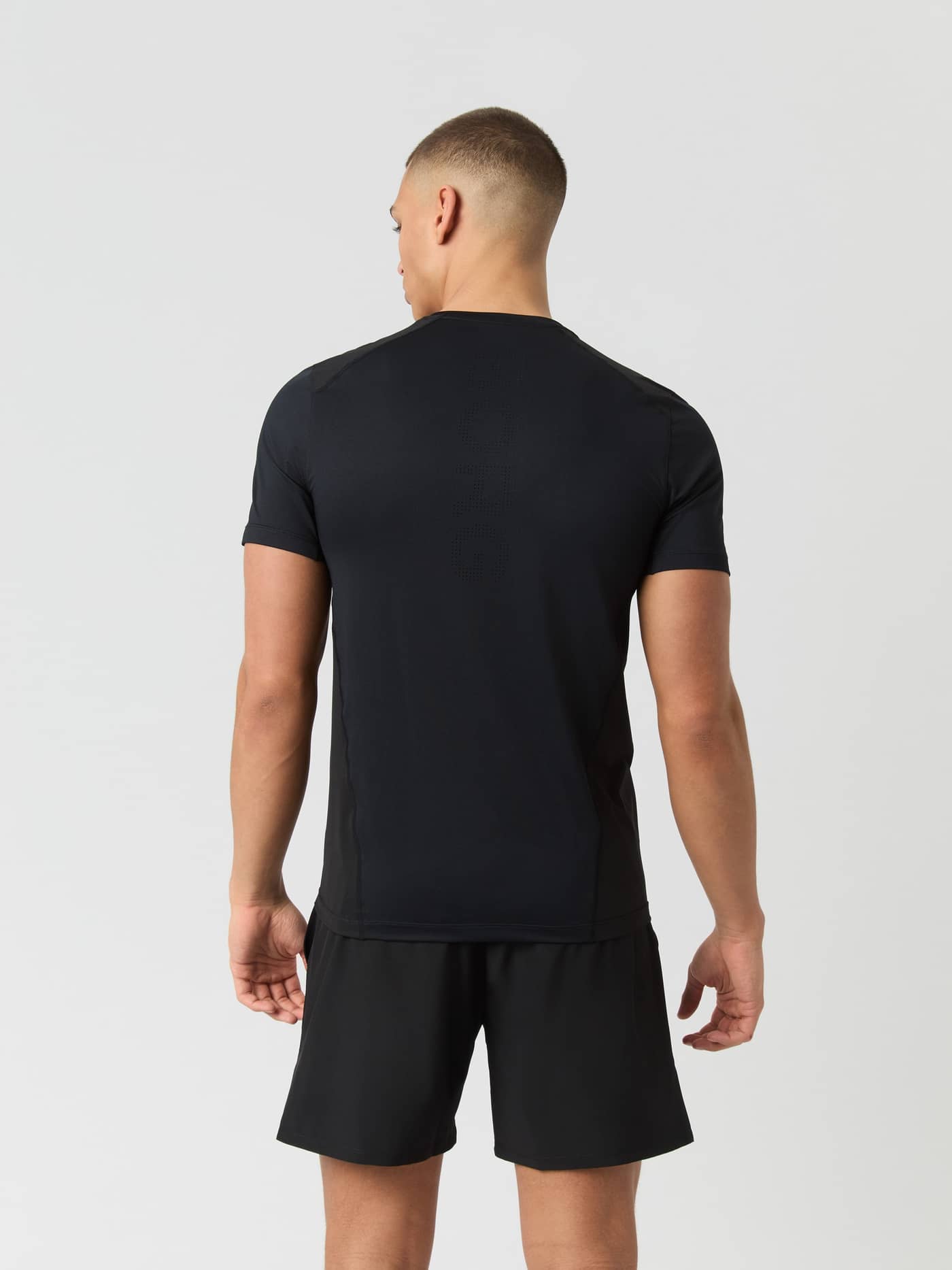 Ace Mesh Panel T-Shirt i Black Beauty (Sort) set bagfra til tennis med perforerede detaljer og åndbare meshpaneler. - Image 2