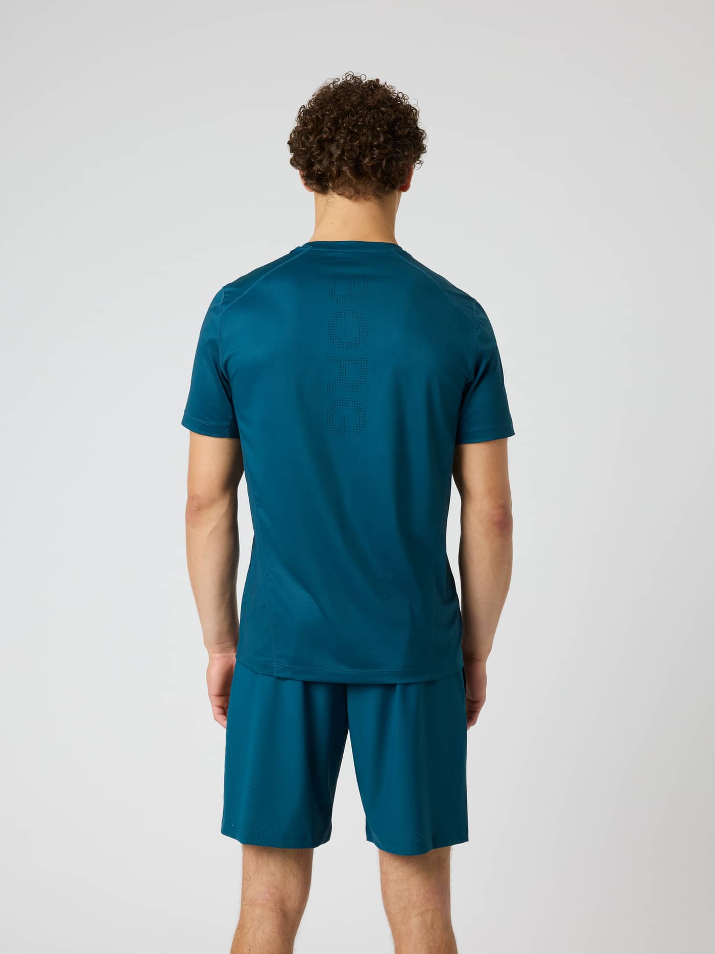 Vue arrière du Ace Mesh Panel T-Shirt en Reflecting Pond (Bleu) avec logo perforé au dos pour le tennis. - Image 2