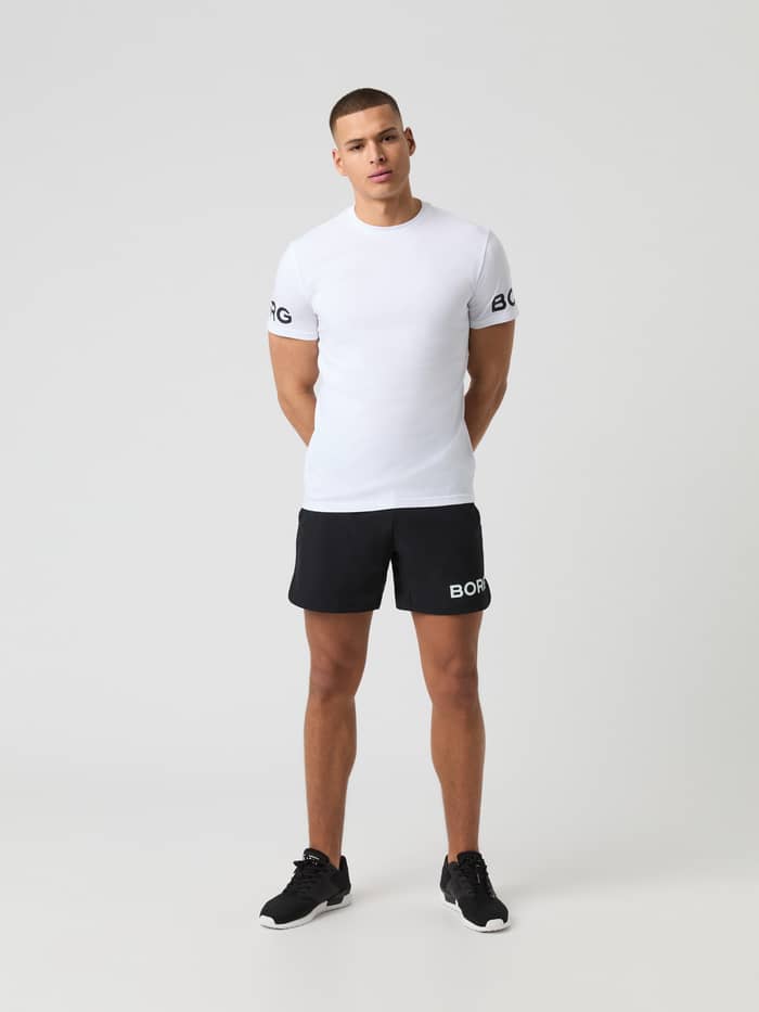 Vue de face d'un homme portant le Ace Mesh Panel T-Shirt en Brilliant White (Blanc) avec logos noirs pour le tennis. - Image 3