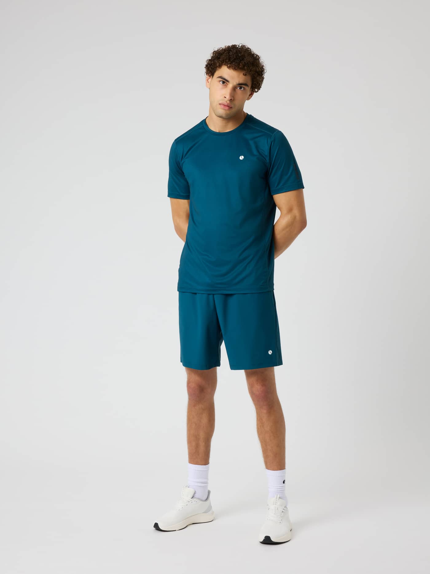 Vue en pied d'un mannequin portant l'Ace Mesh Panel T-Shirt en Reflecting Pond (Bleu) pour le tennis. - Image 3