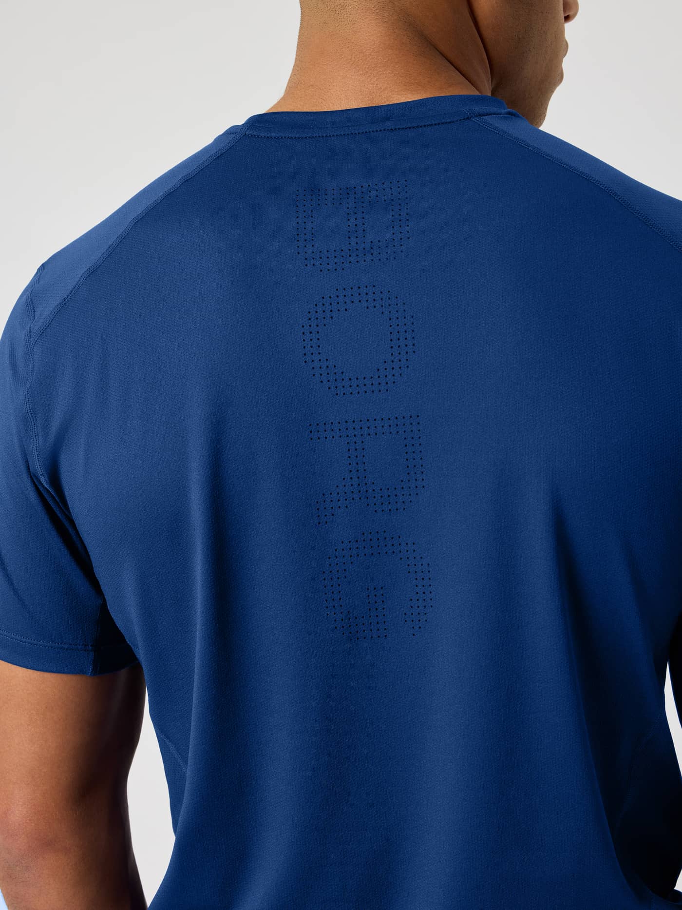 Ace Mesh Panel T-shirt i Navy (Blå) set bagfra med meshpaneler og et funktionelt perforeret logo til tennis. - Image 4