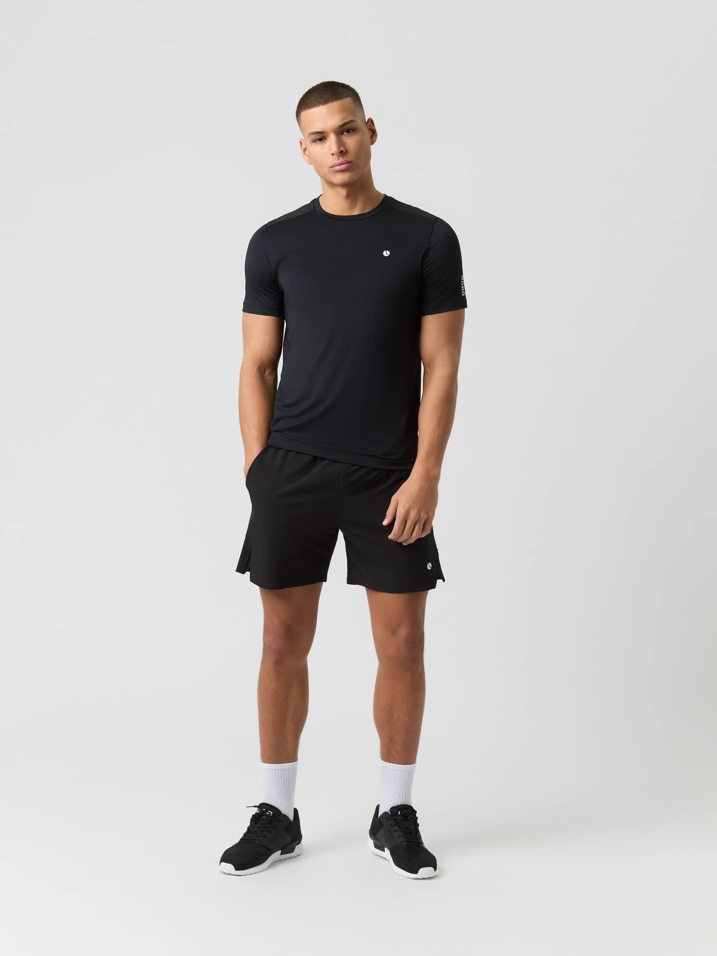 Ace Mesh Panel T-Shirt i Black Beauty (Sort) set forfra i fuld figur til performance på tennisbanen. - Image 3