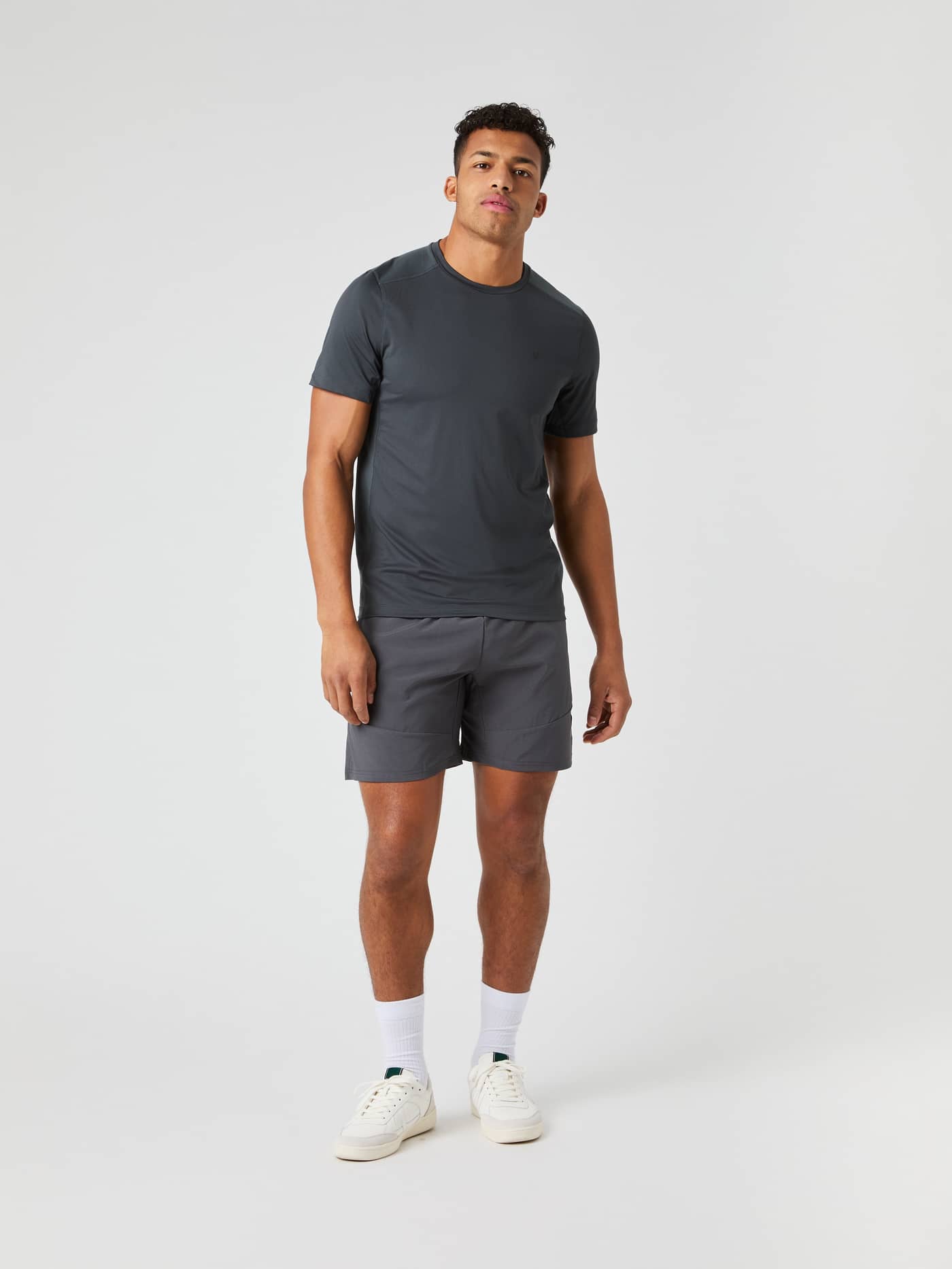 Ganzkörper-Vorderansicht eines Mannes im Björn Borg Ace Mesh Panel T-Shirt in Asphalt (Grau) für Tennis. - Image 3