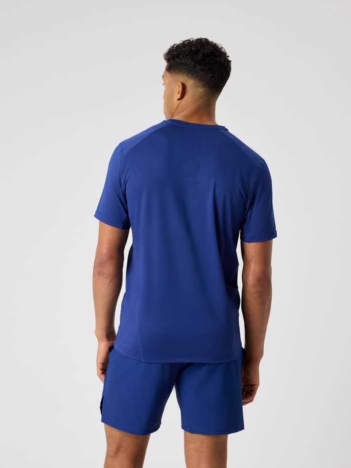 Ace Mesh Panel T-Shirt i Blue Depths (Blå) set bagfra med meshpaneler til performance på tennisbanen.