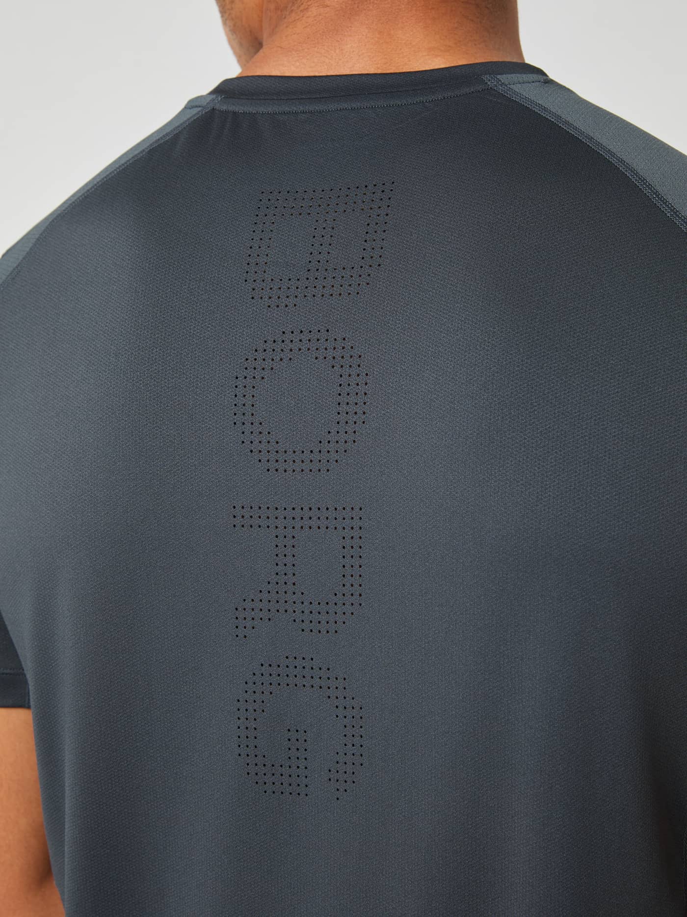 Rückansicht des Ace Mesh Panel T-Shirt in Asphalt (Grau) mit perforiertem BORG-Logo für Tennis. - Image 5