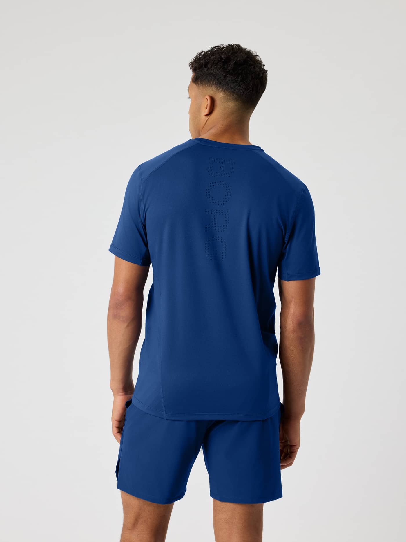 Ace Mesh Panel T-shirt i Blue (Blå) set bagfra med meshpaneler og perforeret logo til tennis. - Image 2