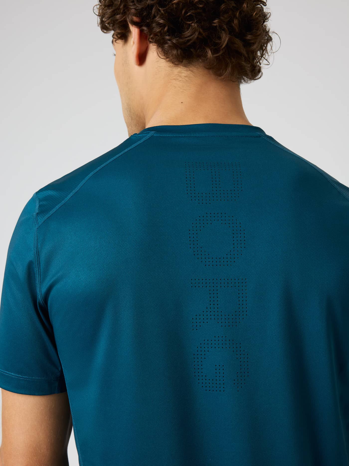 Vue arrière détaillée de l'Ace Mesh Panel T-Shirt en Reflecting Pond (Bleu) avec logo perforé pour le tennis. - Image 4