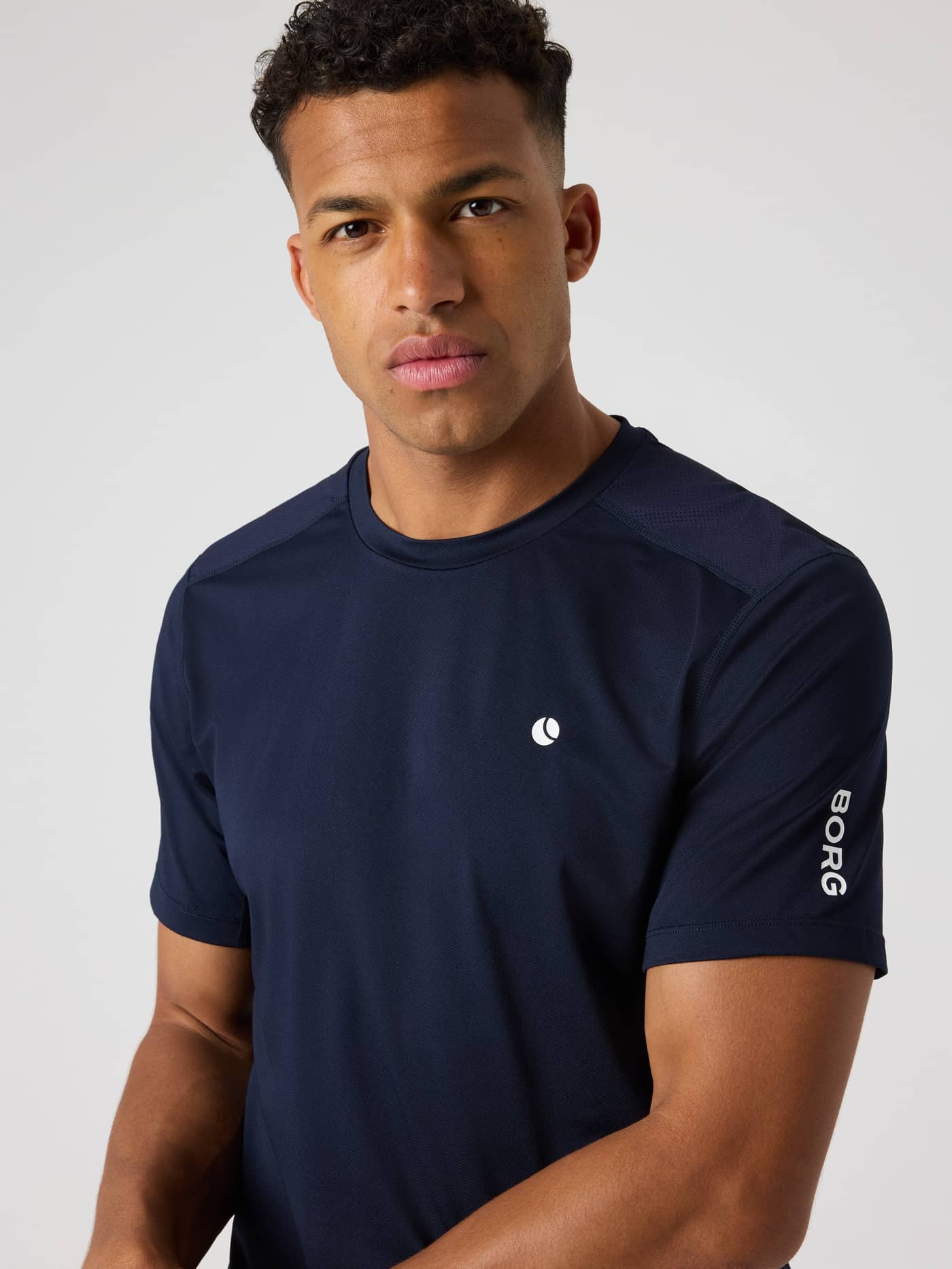 Vista frontal de un hombre con la Ace Mesh Panel T-Shirt en Night sky (Azul marino) con malla transpirable para tenis. - Image 5