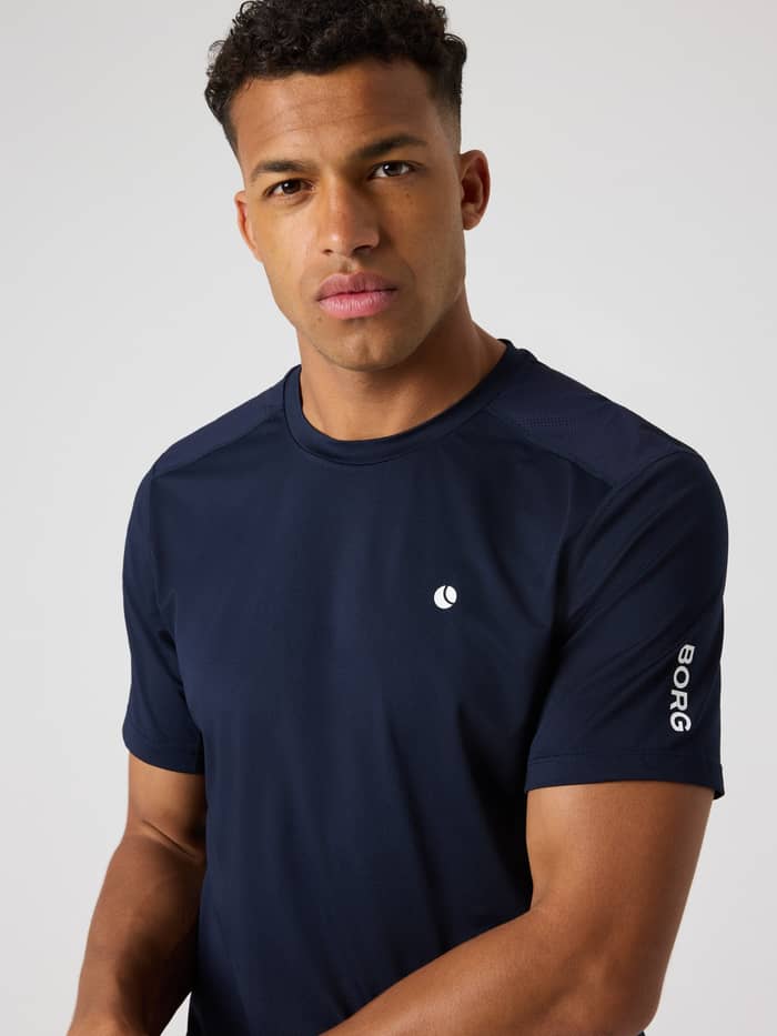 Ace Mesh Panel T-Shirt i Night sky (Marineblå) set forfra med åndbare meshpaneler til tennis og funktionel stil. - Image 5