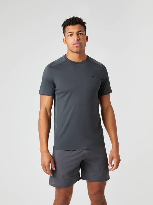 Vue de face d'un homme portant le Ace Mesh Panel T-Shirt en Asphalt (Gris) pour le tennis performance.