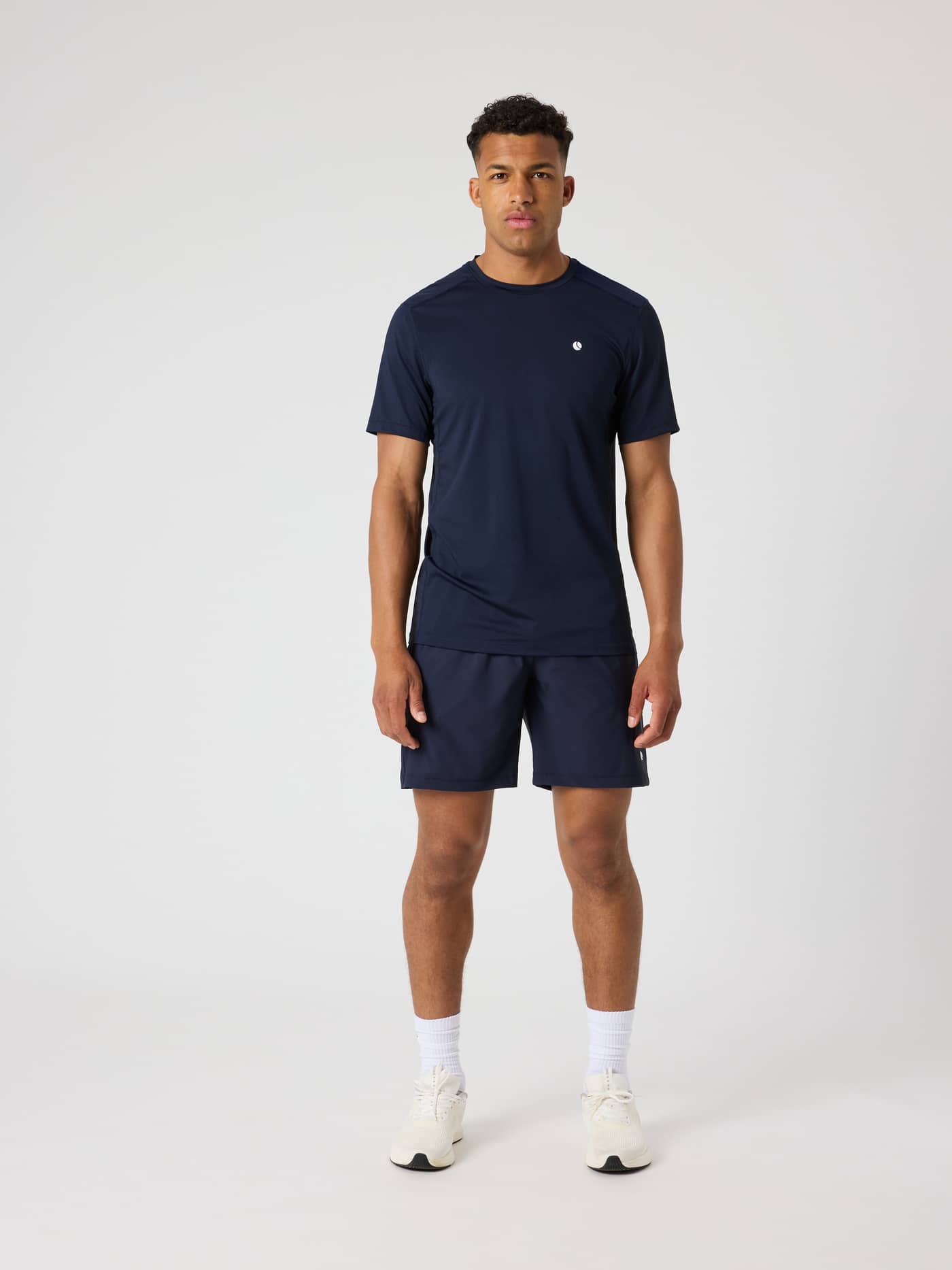Vista frontal de hombre con la Ace Mesh Panel T-Shirt en Night sky (Marino) para tenis con estilo y rendimiento. - Image 3