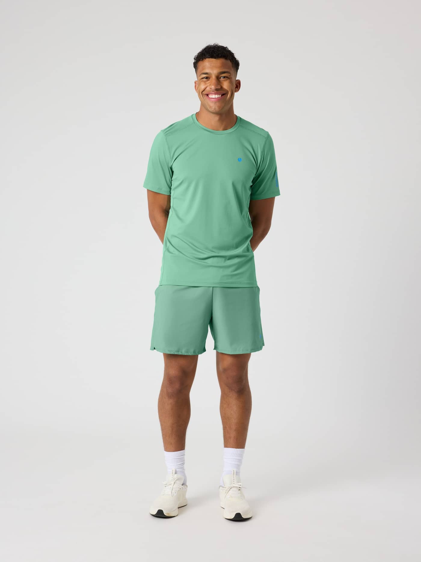 Full-body front view of a man in the functional Björn Borg Ace Mesh Panel T-Shirt in Malachite Green (Green) for tennis. - Image 3