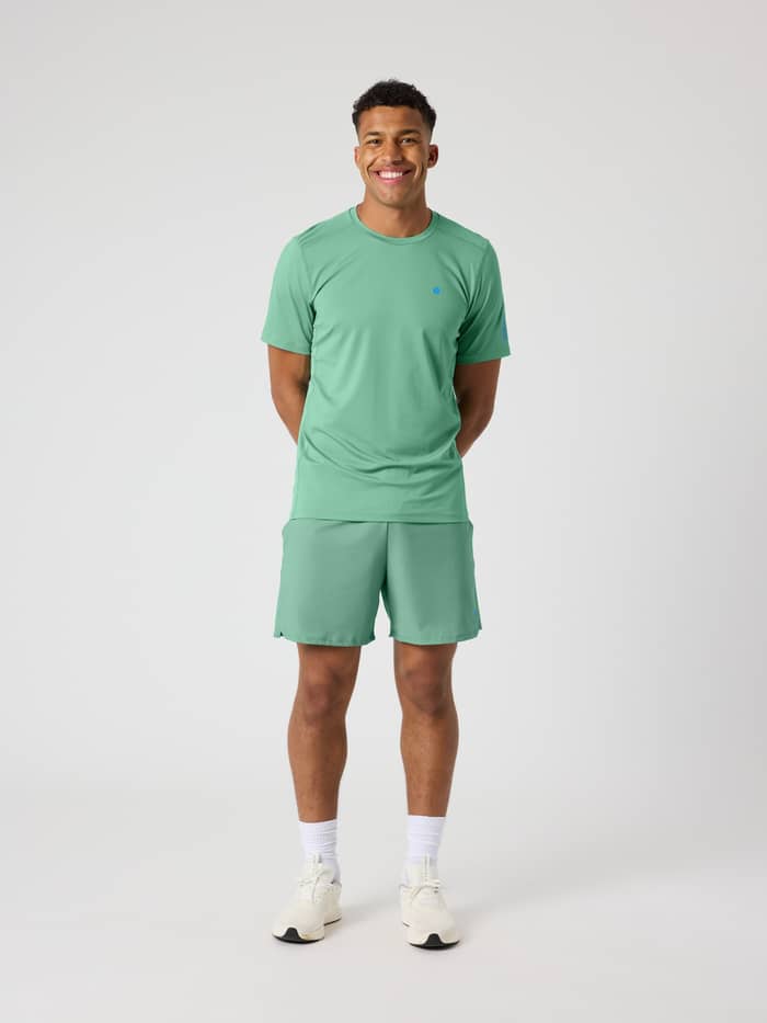 Ganzkörper-Vorderansicht eines Mannes im funktionalen Björn Borg Ace Mesh Panel T-Shirt in Malachite Green (Grün) für Tennis. - Image 3