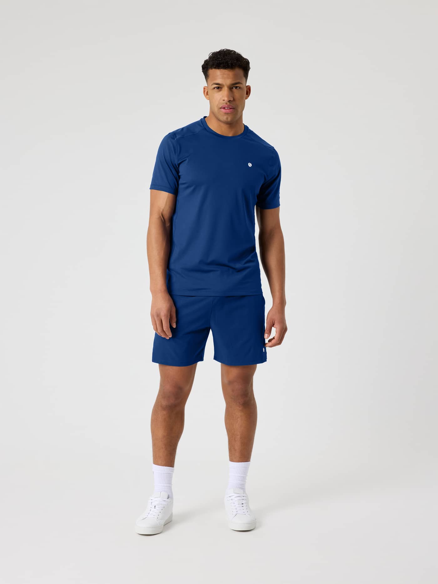 ACE MESH PANEL T-SHIRT i Blue (Blå) set forfra med matchende shorts til tennis i et åndbart design. - Image 3
