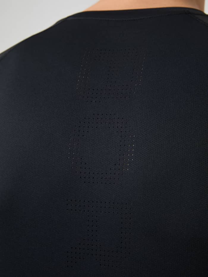 Ace Mesh Panel T-Shirt in Black Beauty (Zwart) met een geperforeerd BORG-logo voor tennis, getoond in achteraanzicht. - Image 5