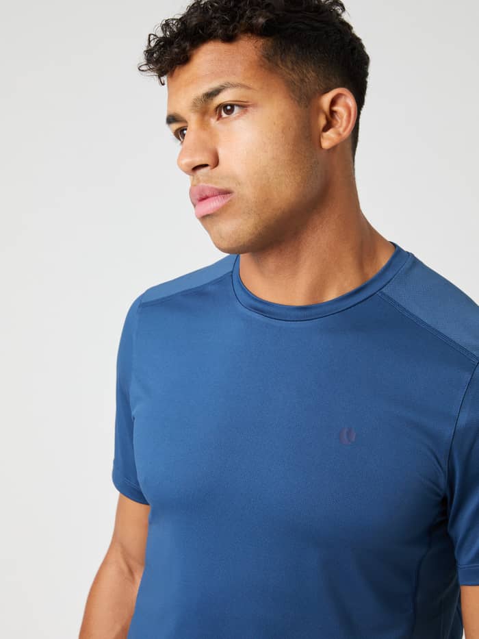 Nærbillede af mand i Ace Mesh Panel T-Shirt i Sargasso Sea (Blå) i åndbart materiale til tennis. - Image 5
