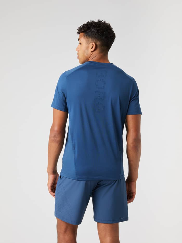 Ace Mesh Panel T-Shirt i Sargasso Sea (Blå) set bagfra med perforeret logo og meshpaneler til tennis. - Image 2
