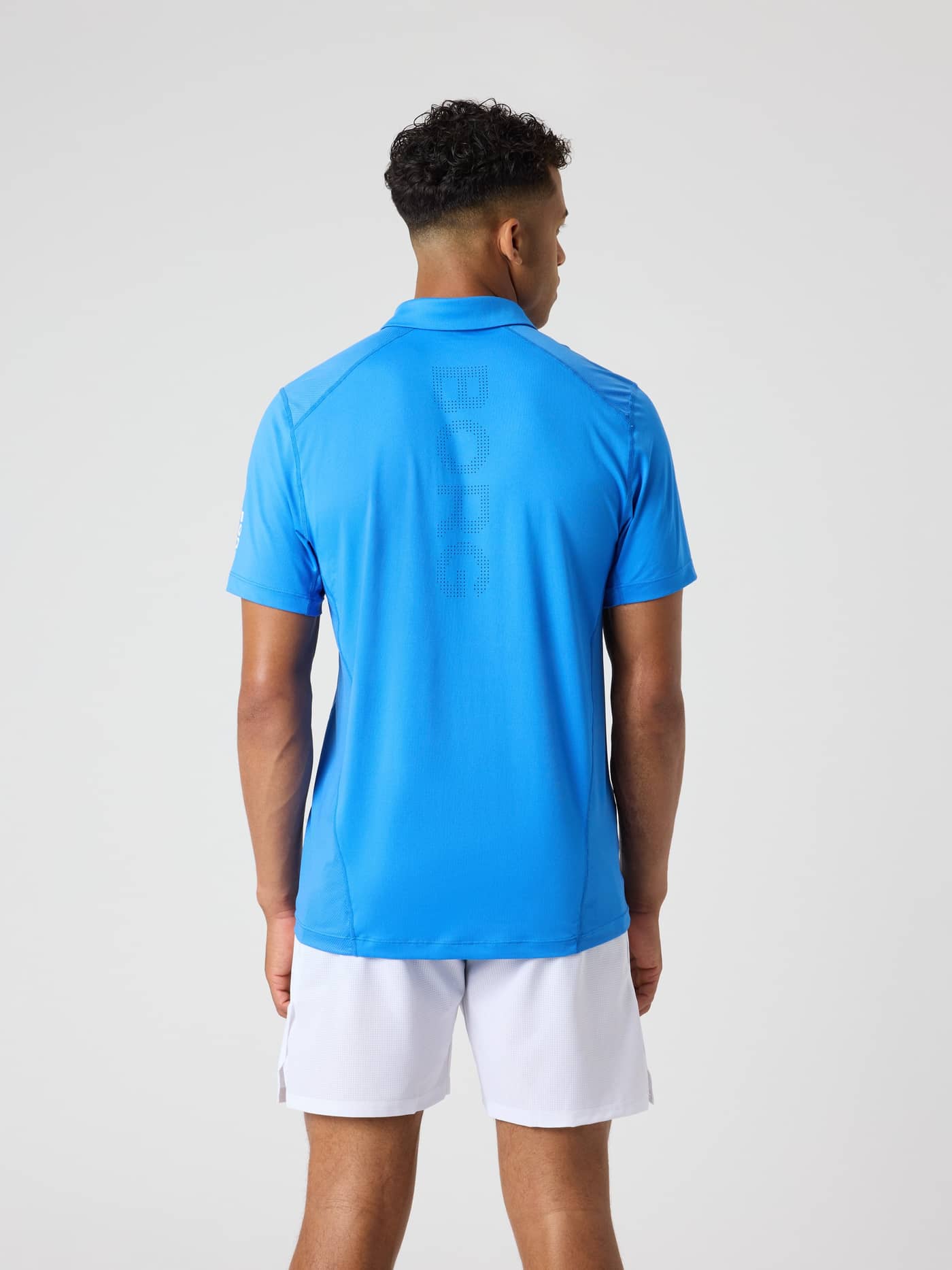 Rückansicht des Björn Borg Ace Mesh Panel Polo Shirt in Palace Blue (Blau) mit perforiertem Logo für Tennis. - Image 2