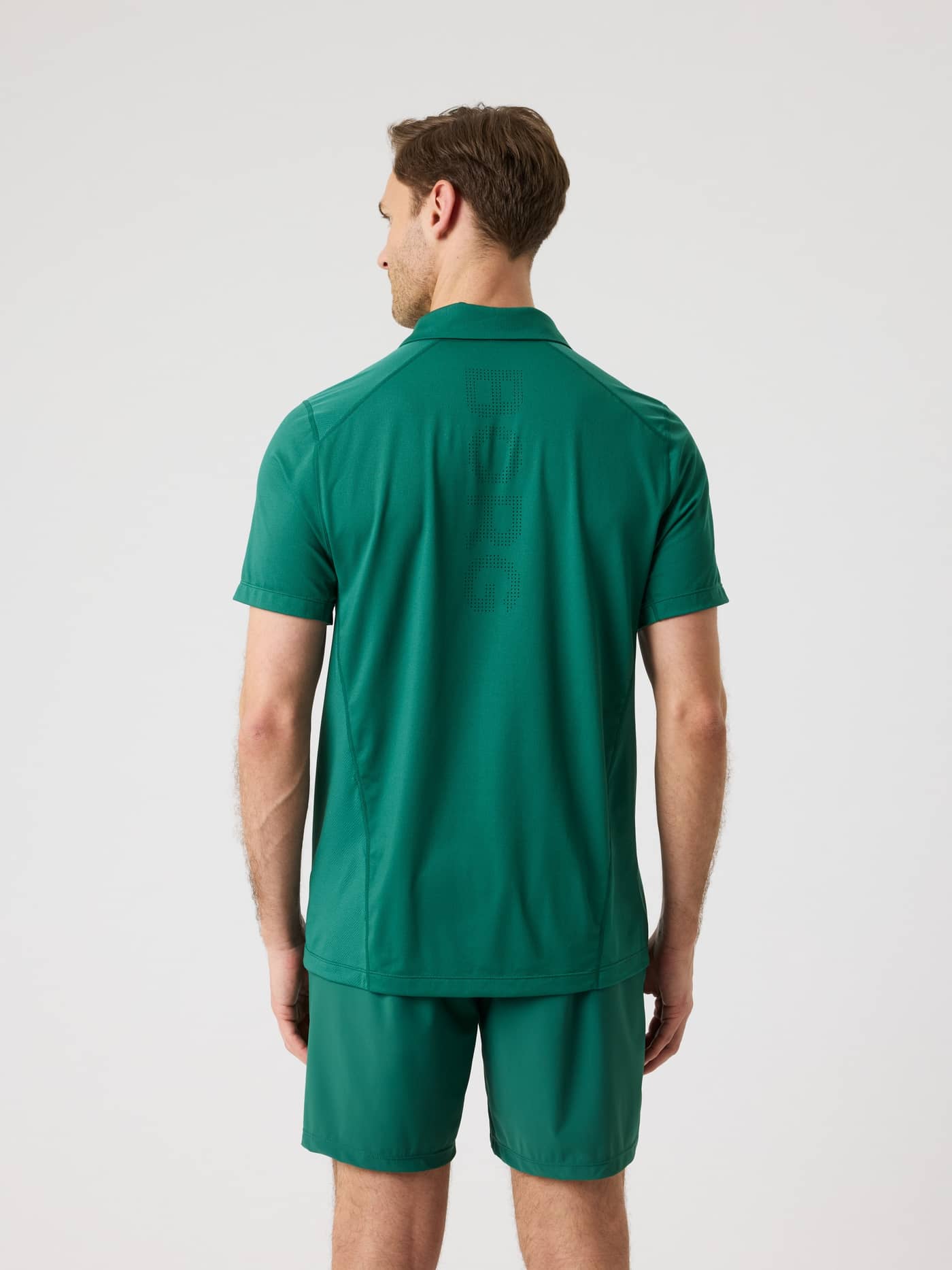 Rückansicht eines Mannes im Ace Mesh Panel Polo Shirt in Posy Green (Grün) mit perforiertem Borg-Logo für Tennis. - Image 3