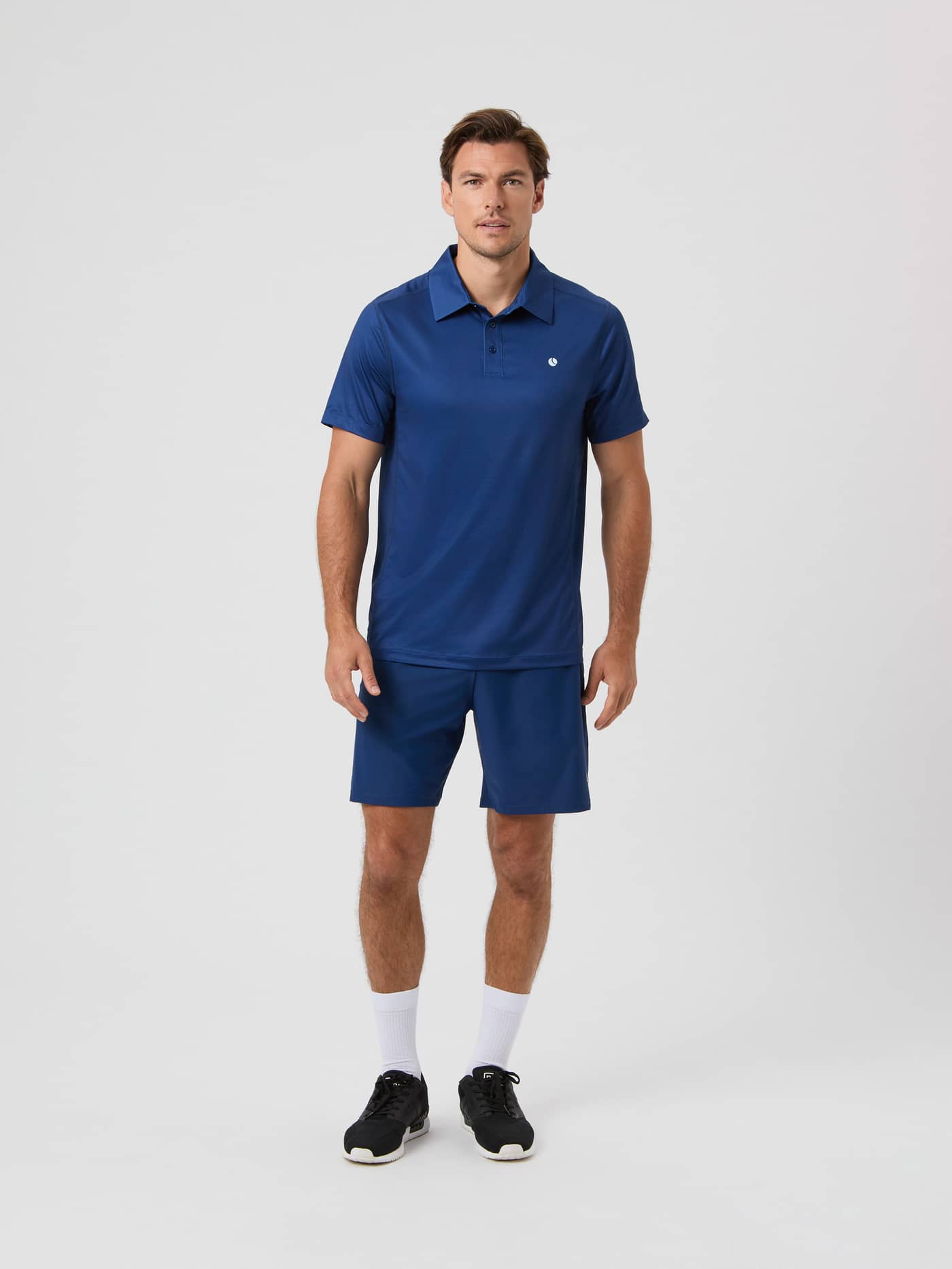 Ganzkörper-Vorderansicht eines Mannes im Björn Borg Ace Mesh Panel Polo Shirt in Estate Blue (Blau) für Tennis. - Image 4