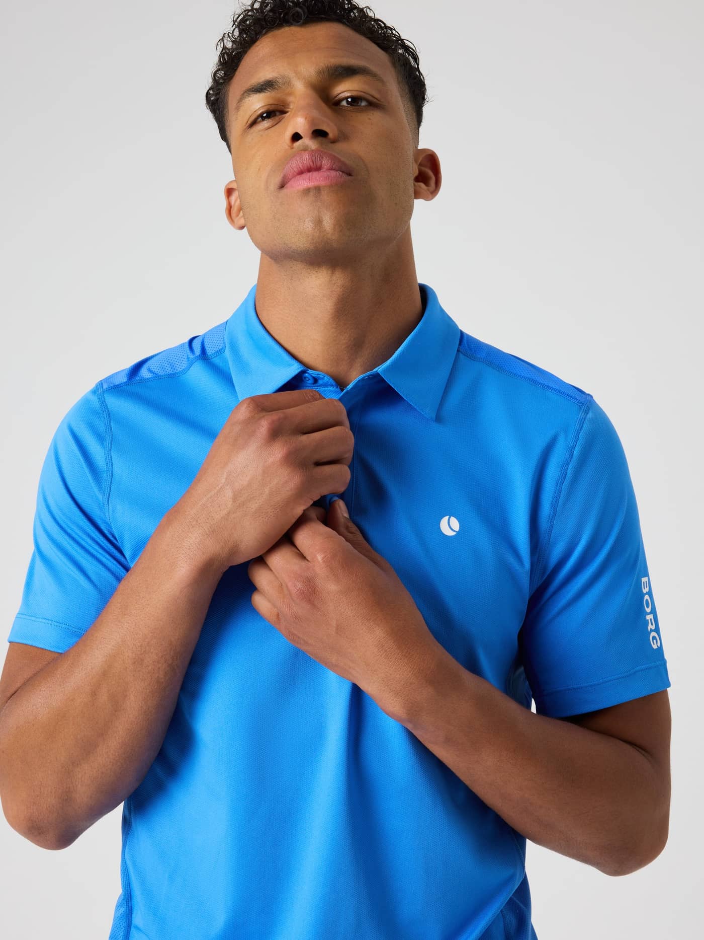 Vorderansicht des Ace Mesh Panel Polo Shirt in Palace Blue (Blau) mit Tennisball-Logo und Mesh-Einsätzen für Tennis. - Image 4