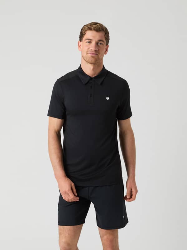 Ace Mesh Panel Polo Shirt i Black Beauty (Svart) sedd framifrån på en man, perfekt för prestation på tennisbanan.