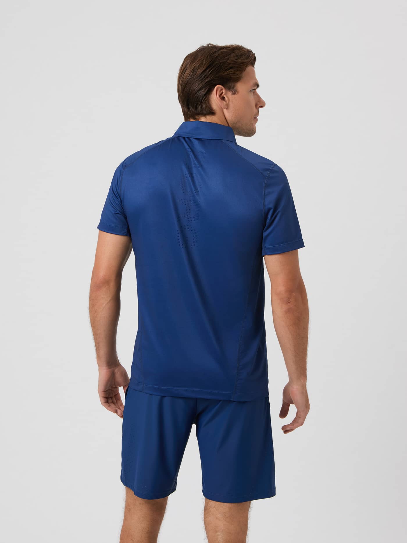 Rückansicht eines Mannes im Ace Mesh Panel Polo Shirt in Estate Blue (Blau) für stilvolle Tennis-Performance. - Image 3