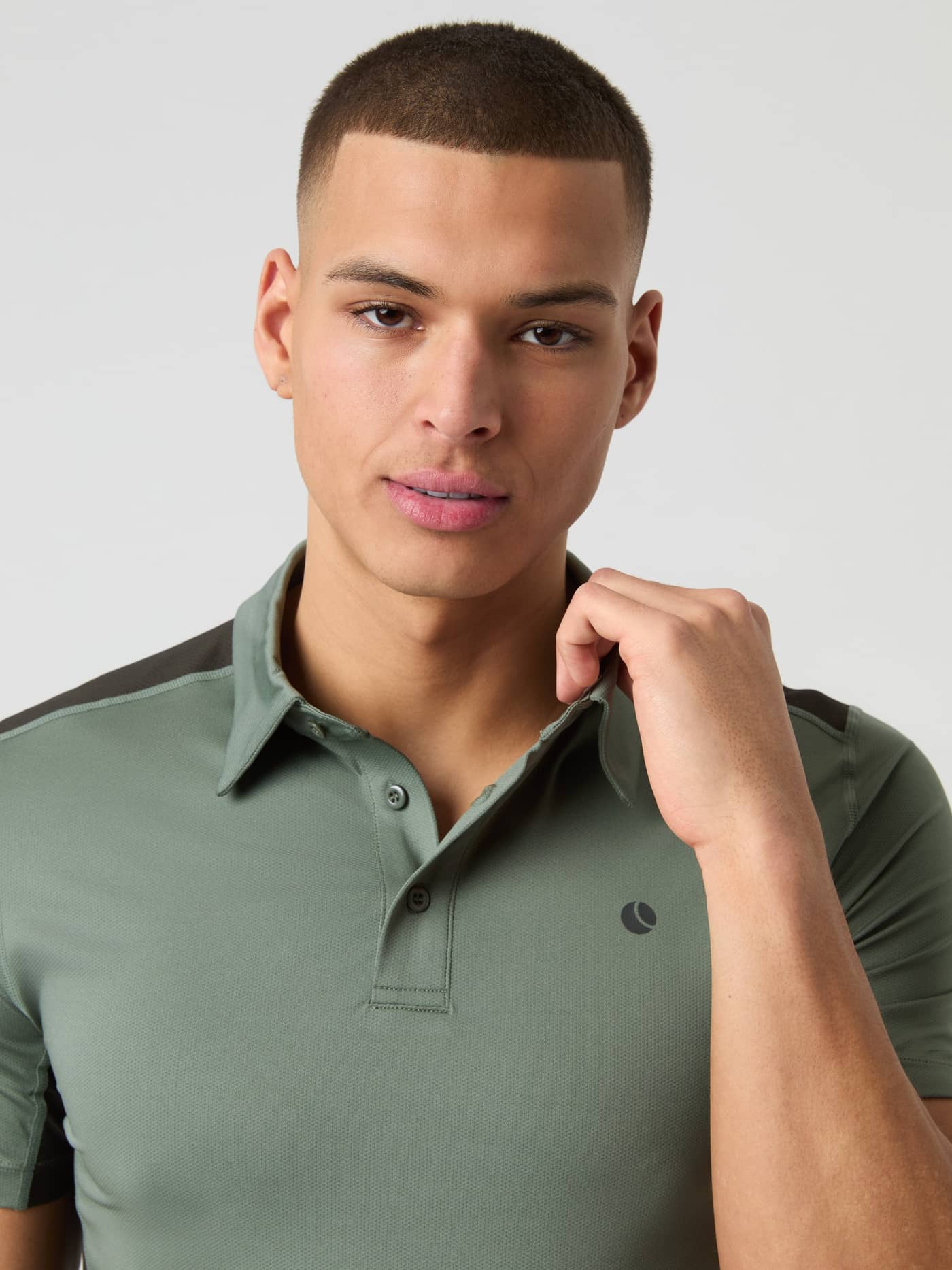 Gros plan de face du Ace Mesh Panel Polo Shirt en Agave Green (Vert) avec logo balle de tennis noir. - Image 6