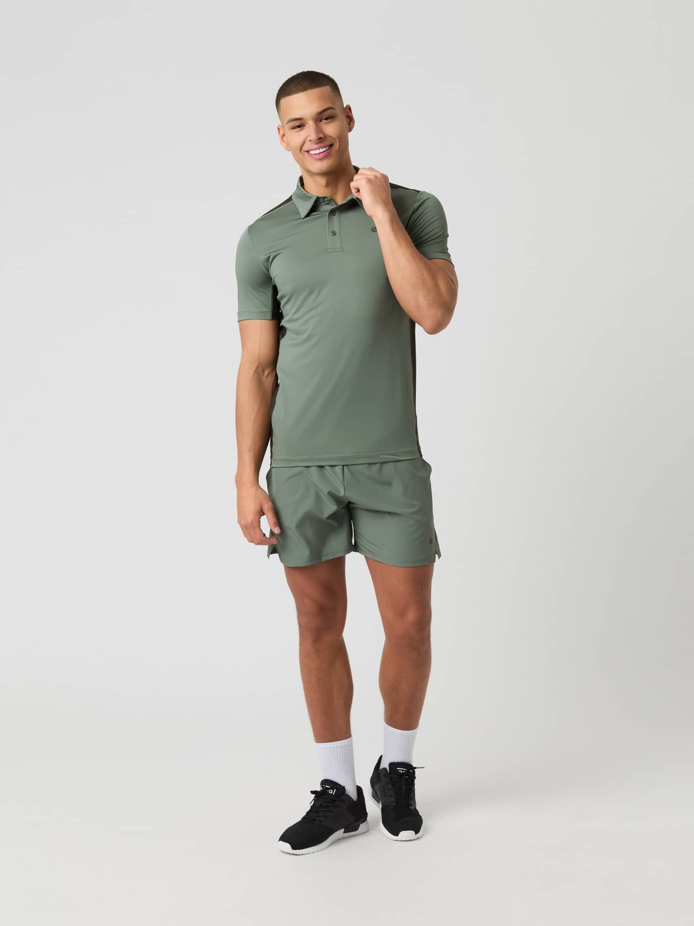 Vue de face d'un homme portant le Ace Mesh Panel Polo Shirt Agave Green (Vert) en polyester recyclé pour le tennis. - Image 3