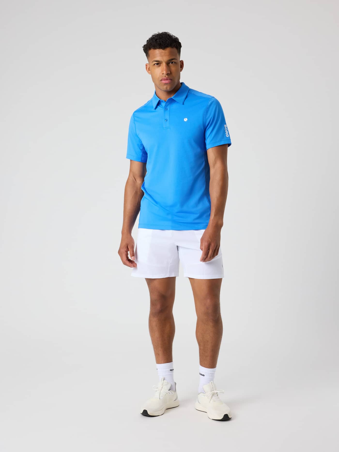 Ganzkörper-Vorderansicht eines Mannes im Björn Borg Ace Mesh Panel Polo Shirt in Palace Blue (Blau) für Performance-Tennis. - Image 3