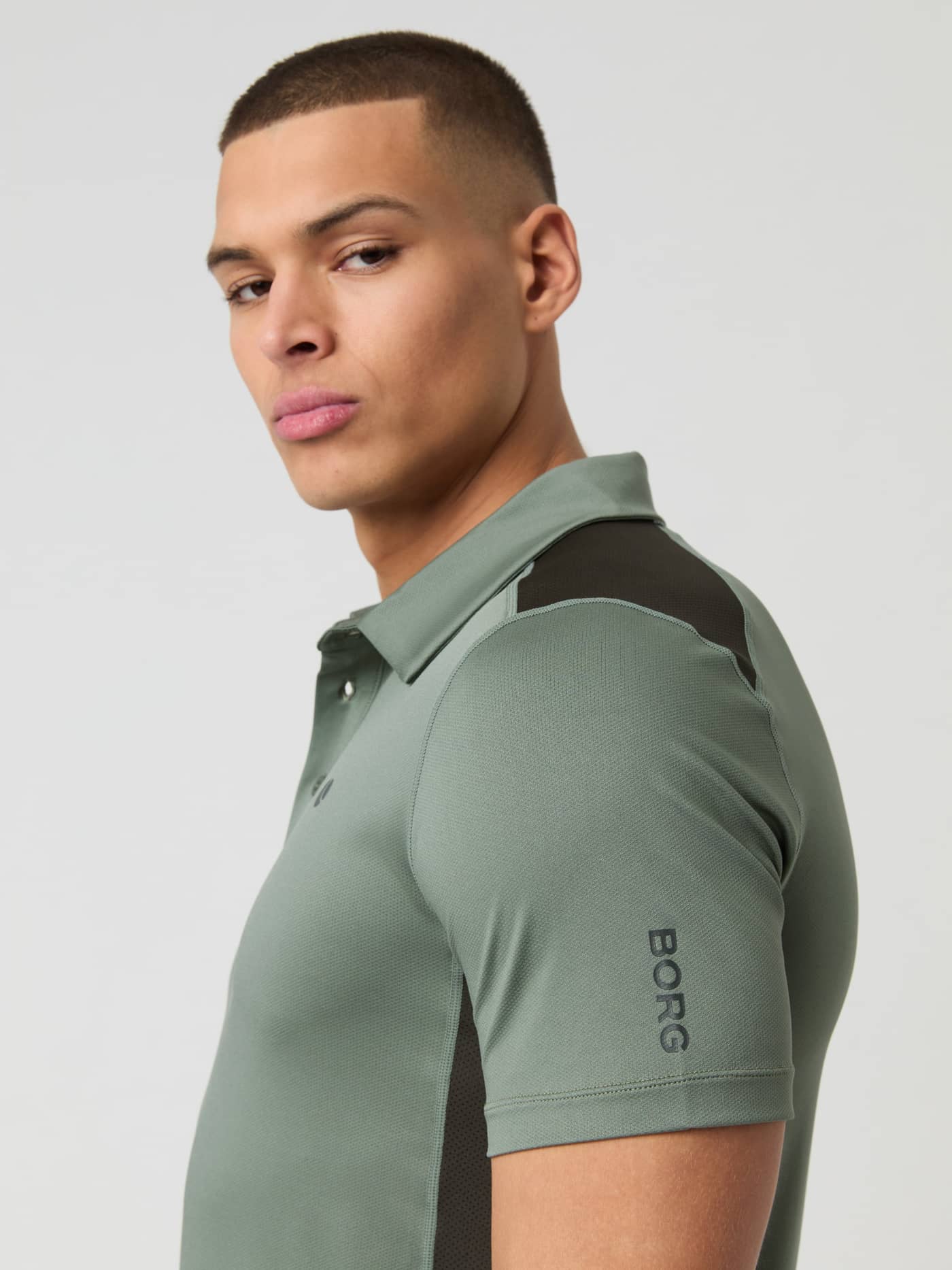 Vue de profil d'un homme portant le Ace Mesh Panel Polo Shirt en Agave Green (Vert) avec logo BORG noir pour le tennis. - Image 5